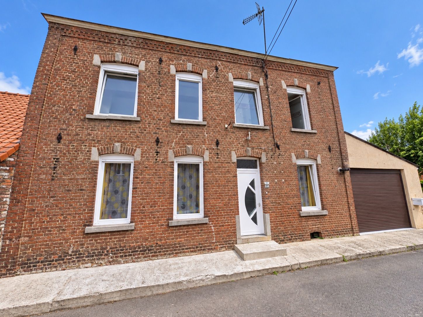 Grande maison semi-individuelle par le garage dans un environnement calme – Villers-Sire-Nicole