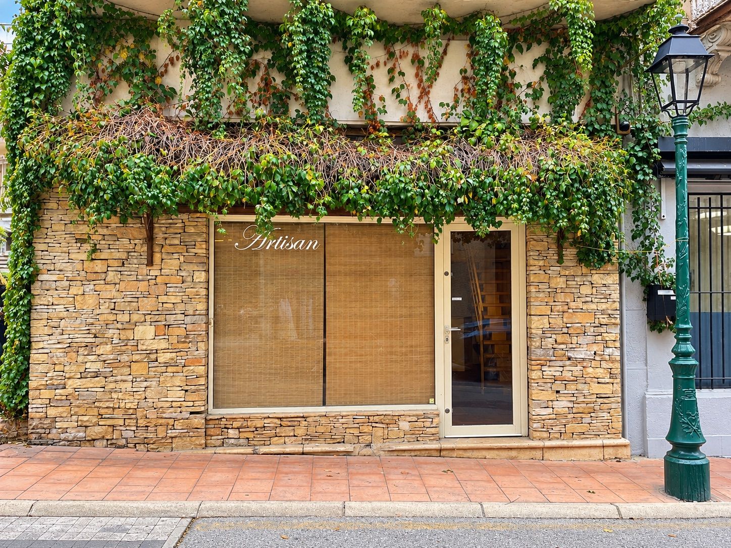 Devanture artisanale sous les lierres.jpg