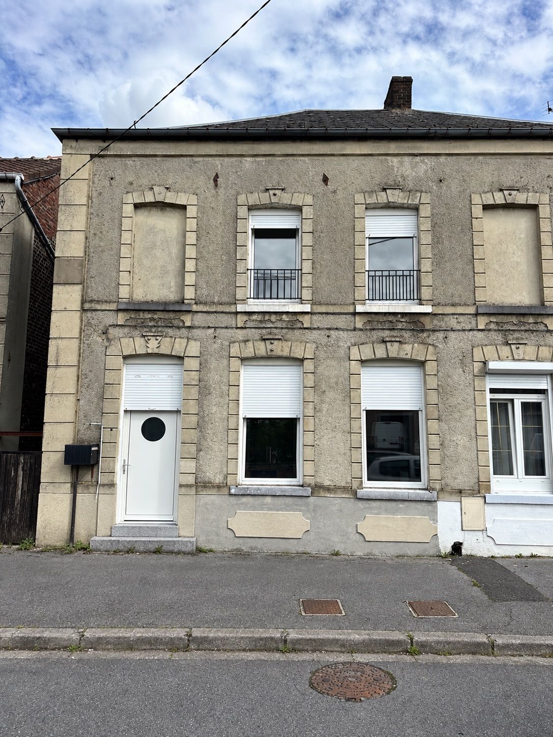 Maison semi-individuelle rénovée avec 3 chambres, jardin et garage – Feignies