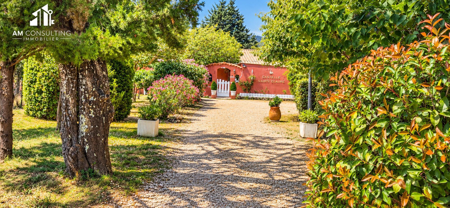 Entrée méditerranéenne au jardin luxuriant.jpg