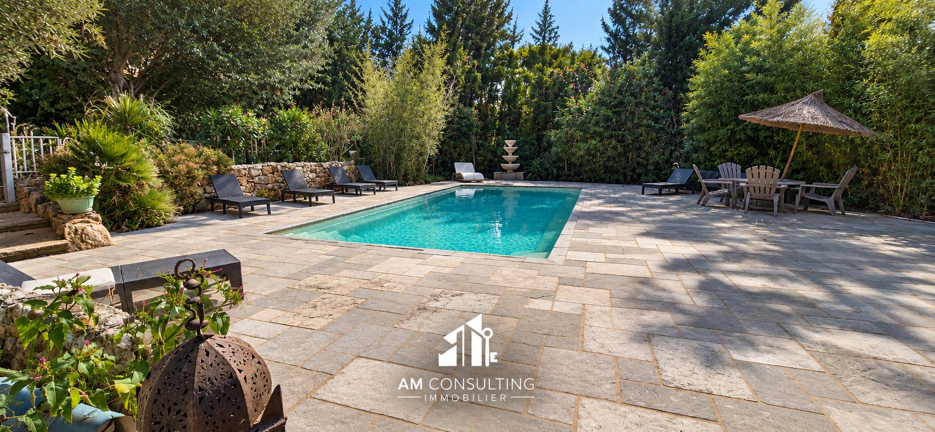 Piscine turquoise au cœur d’un jardin verdoyant.jpg
